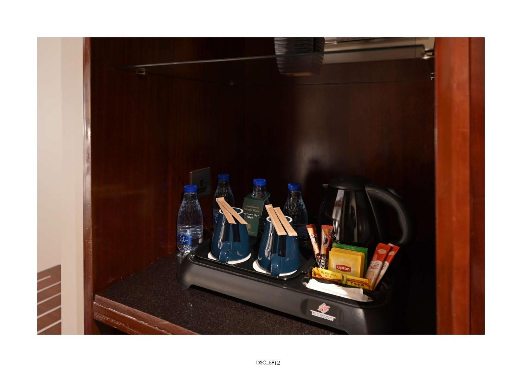 อัล ไอมัน รอยัล โฮเต็ล  Hotel Medina ภายนอก รูปภาพ A mini-bar in a hotel room