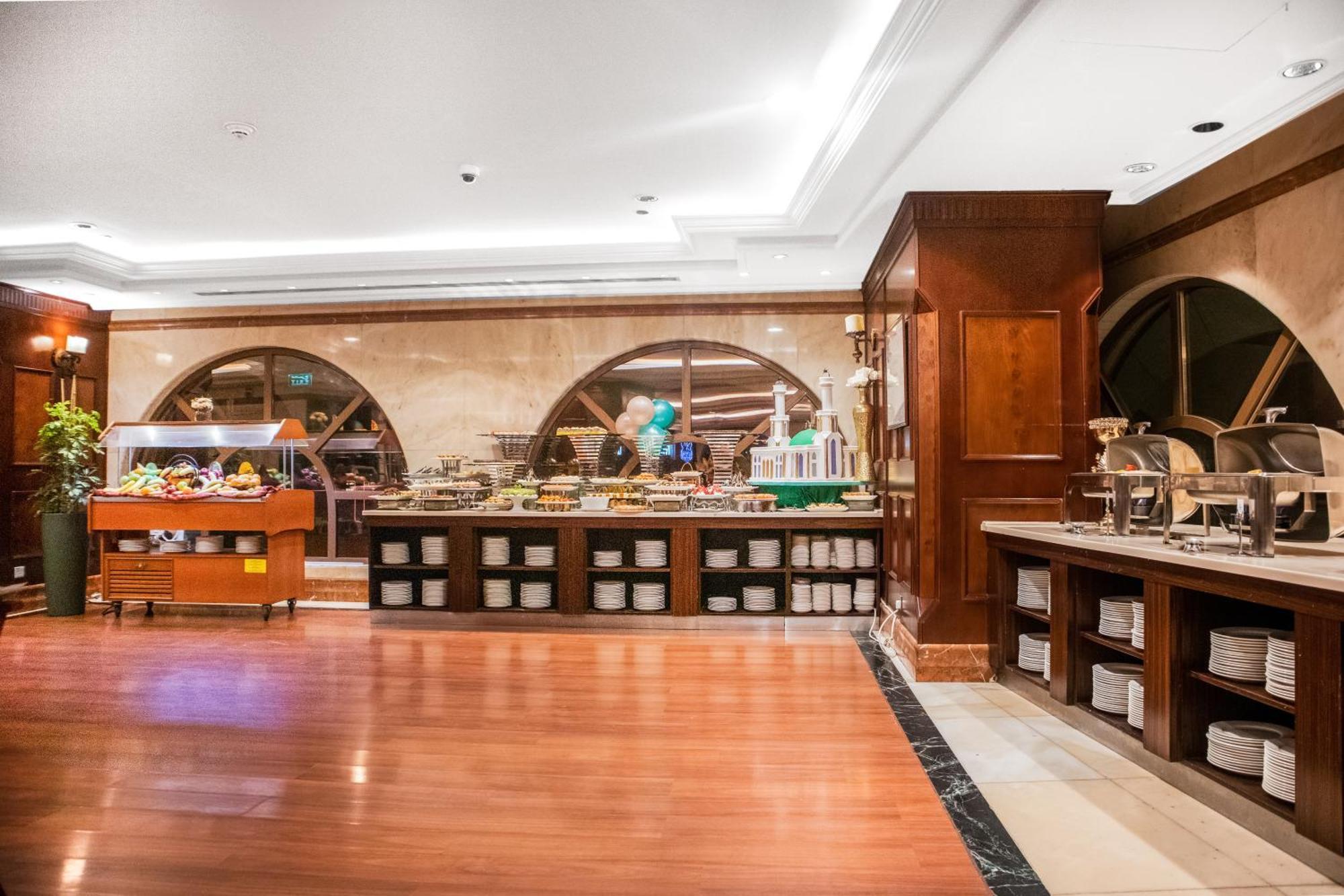 อัล ไอมัน รอยัล โฮเต็ล  Hotel Medina ภายนอก รูปภาพ The buffet at the hotel