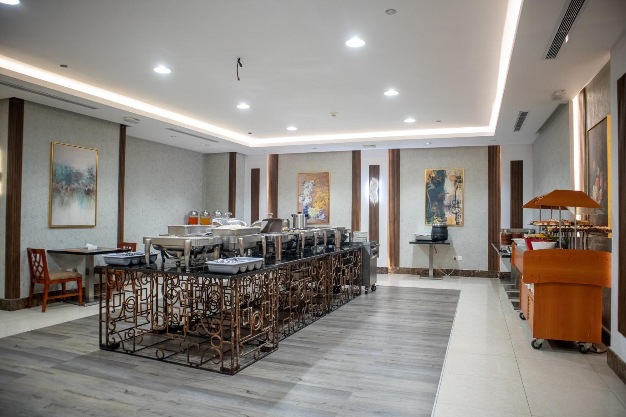 อัล ไอมัน รอยัล โฮเต็ล  Hotel Medina ภายนอก รูปภาพ The buffet at the airport