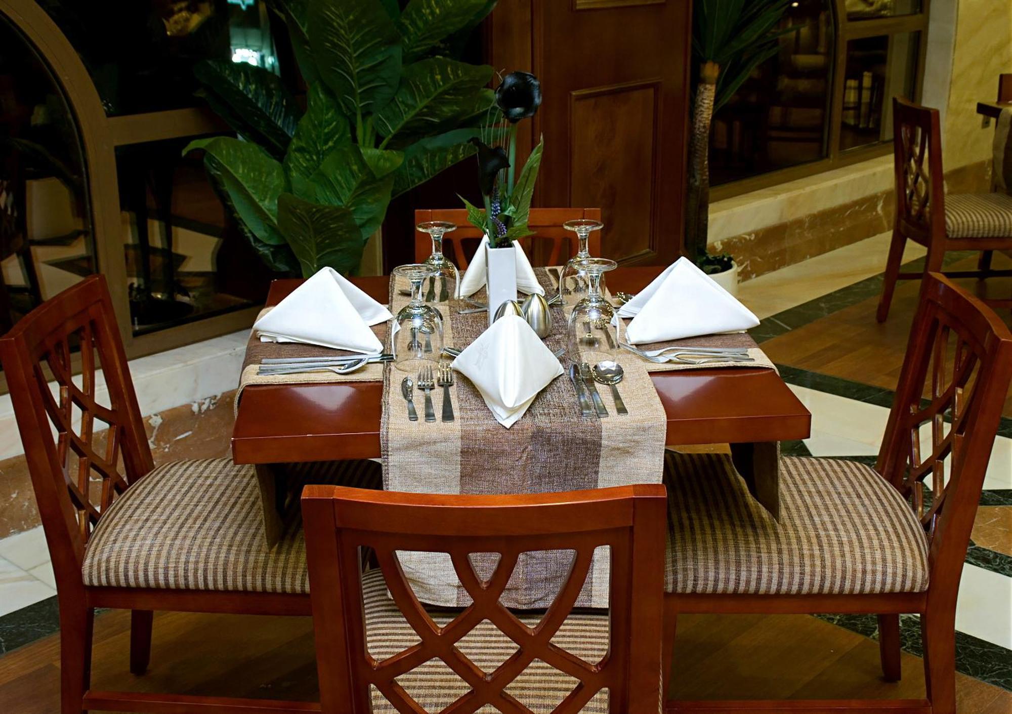 อัล ไอมัน รอยัล โฮเต็ล  Hotel Medina ภายนอก รูปภาพ A table set for fine dining