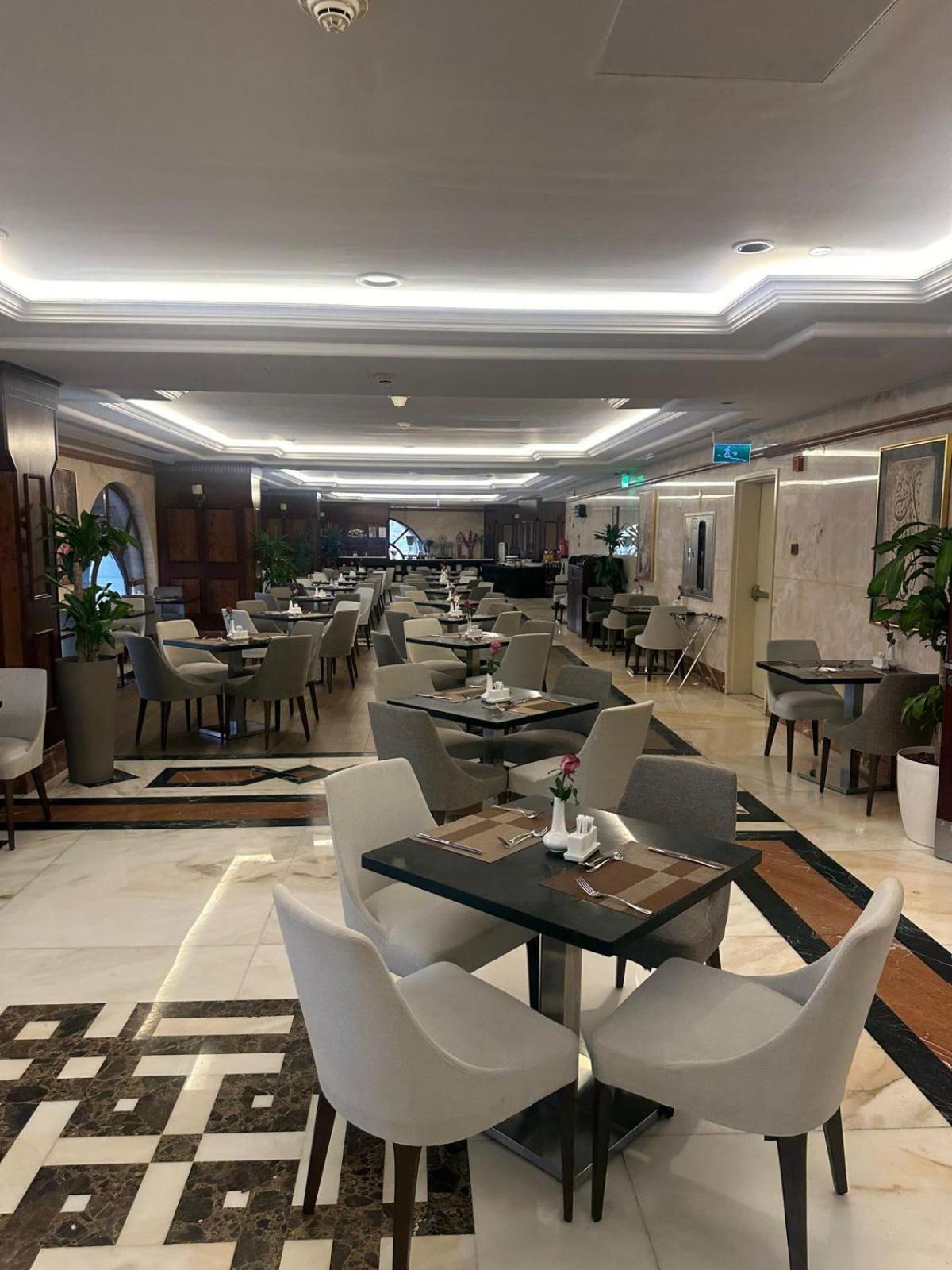 อัล ไอมัน รอยัล โฮเต็ล  Hotel Medina ภายนอก รูปภาพ The lounge at the airport