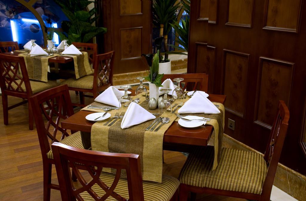 อัล ไอมัน รอยัล โฮเต็ล  Hotel Medina ภายนอก รูปภาพ A table set for fine dining